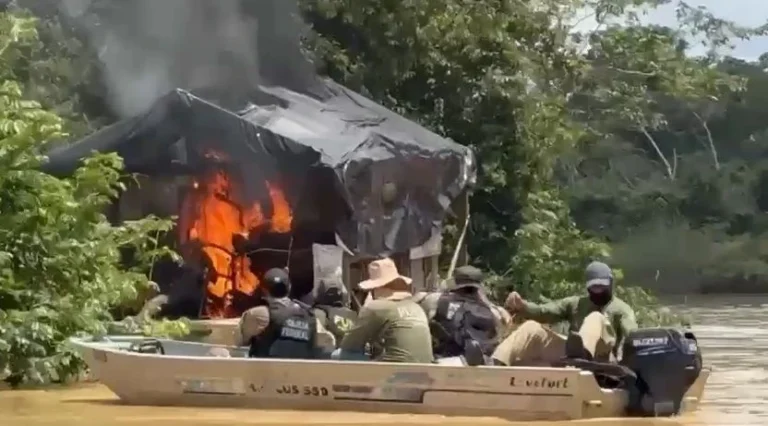 Garimpo ilegal: PF destrói equipamentos em território indígena Kayapó no PA