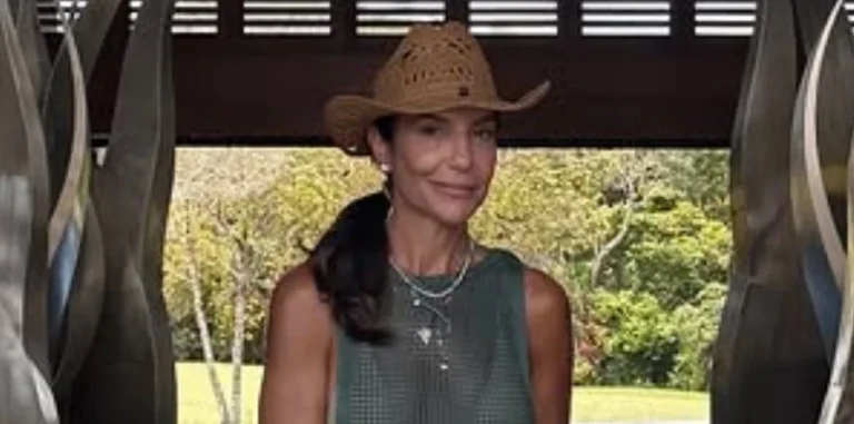 Solteira, Ivete Sangalo usa vestido transparente em Trancoso