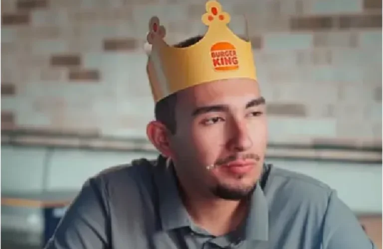 Jovem abandonado em trilha por amiga vira garoto-propaganda de rede de fast food