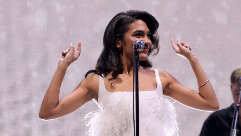 Quem é Olivia Dean e por que ela é favorita ao Grammy de Artista Revelação?