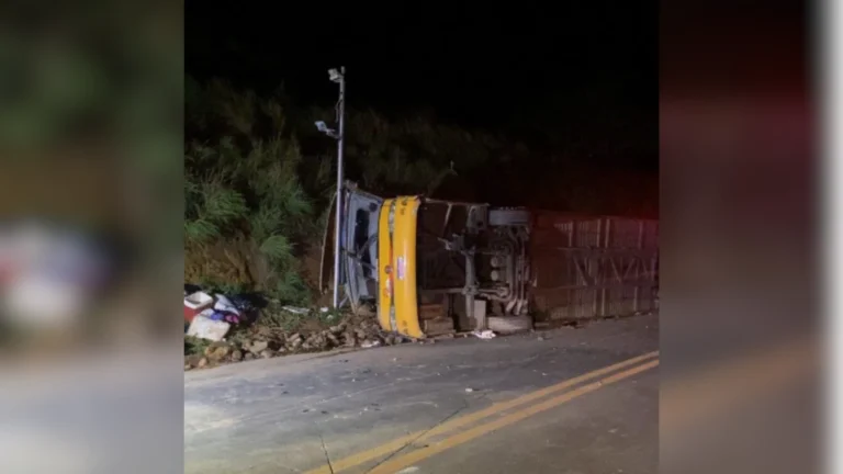 Acidente com ônibus de turismo deixa cinco mortos em MG