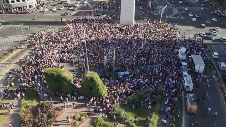 Venezuelanos em Buenos Aires celebram captura de Nicolás Maduro
