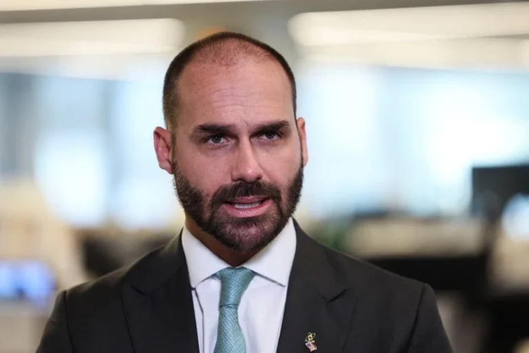 Eduardo precisa retornar ao Brasil para manter cargo de escrivão na PF