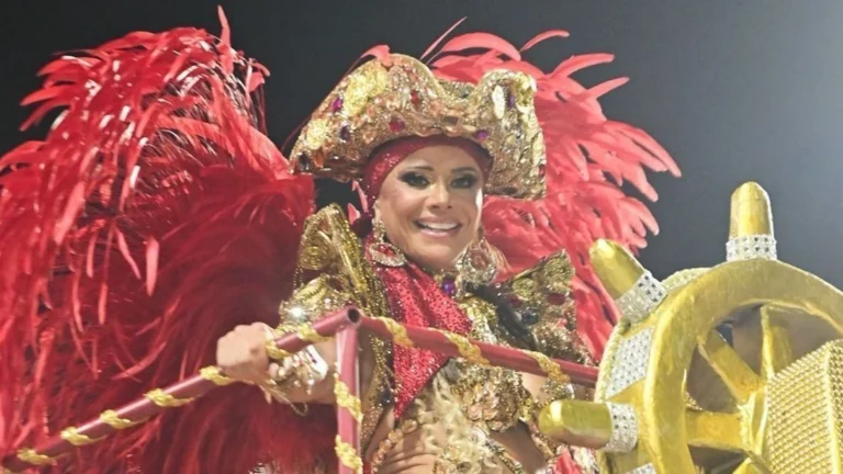 Acadêmicos do Salgueiro fecha Carnaval com homenagem à Rosa Magalhães
