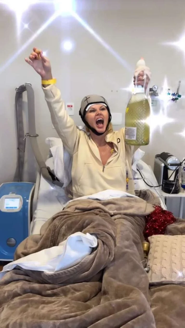 Val Marchiori celebra última sessão de quimioterapia e estoura champanhe em hospital