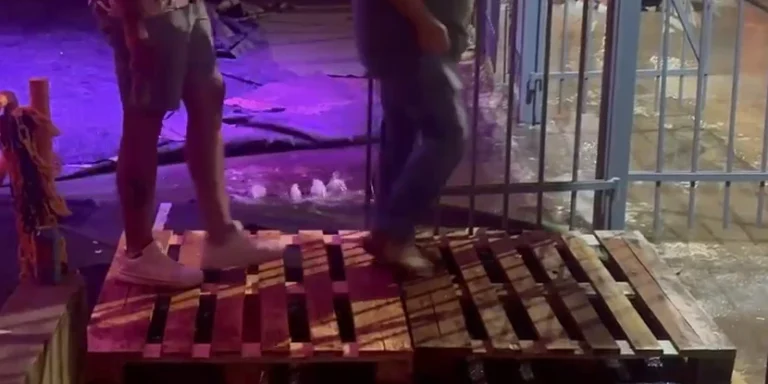 Cano estoura e vaza esgoto em frente ao camarote da prefeitura no Anhembi
