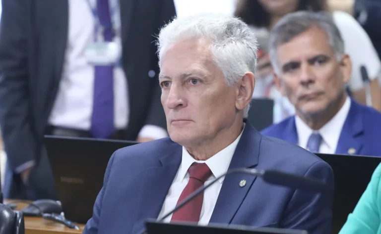 Justiça manda deputado se retratar por montagem de Bolsonaro com Vorcaro