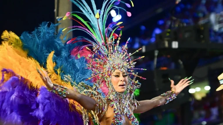 Sabrina Sato chora e não chega a tempo à Gaviões no Desfile das Campeãs