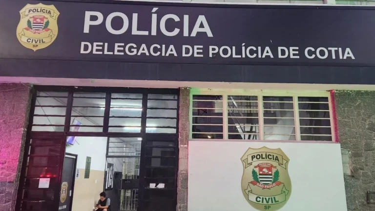 Briga termina com mulher morta e rapaz ferido em Cotia (SP)
