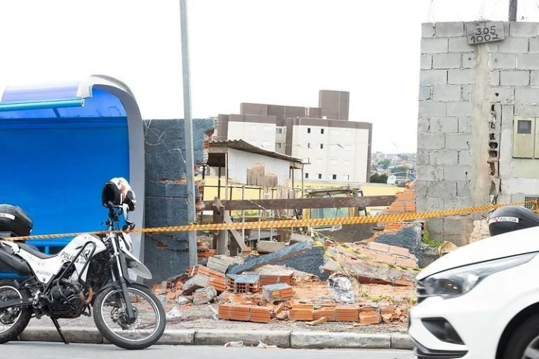 Criança morre após muro desmoronar ao ser atingido por máquina em SP