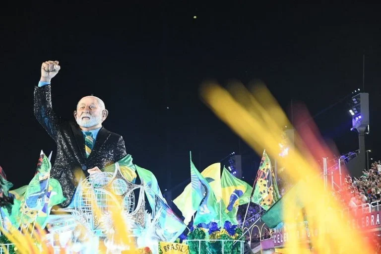 Desfile em homenagem a Lula: partido Novo e Flávio Bolsonaro anunciam ações