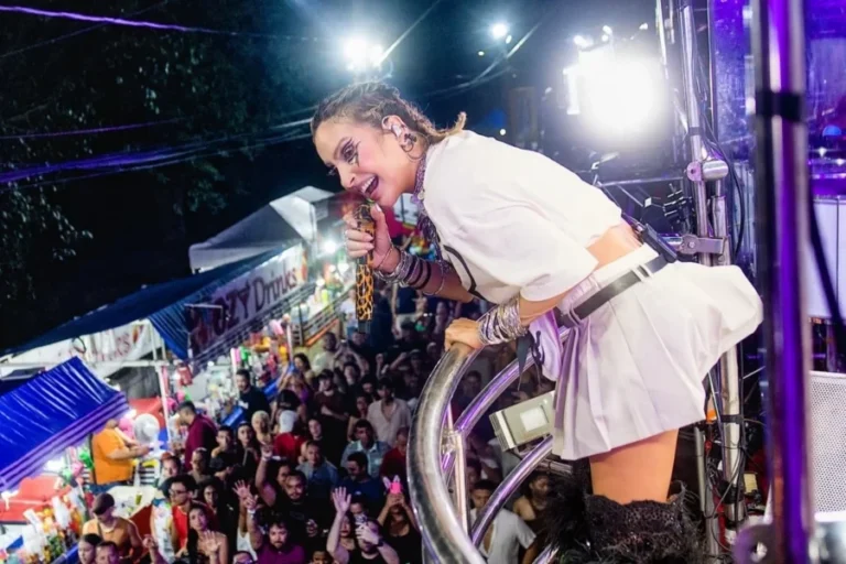 Claudia Leitte perde a paciência após crítica: “Fila do cacetinho!”