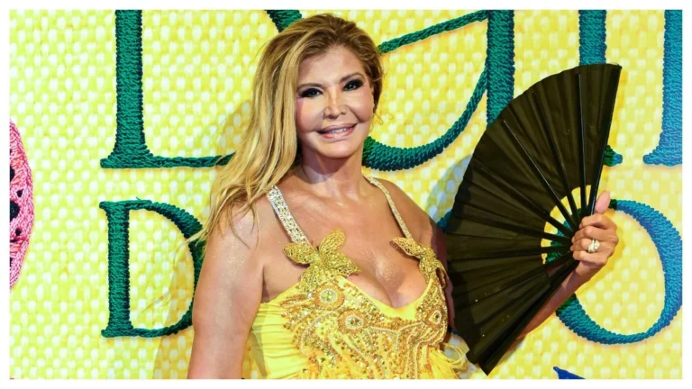 Em raríssima aparição, Roberta Close posa no Baile do copa, no Rio