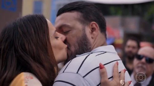 “Três Graças”: web vibra com beijo de Viviane Araújo e Belo