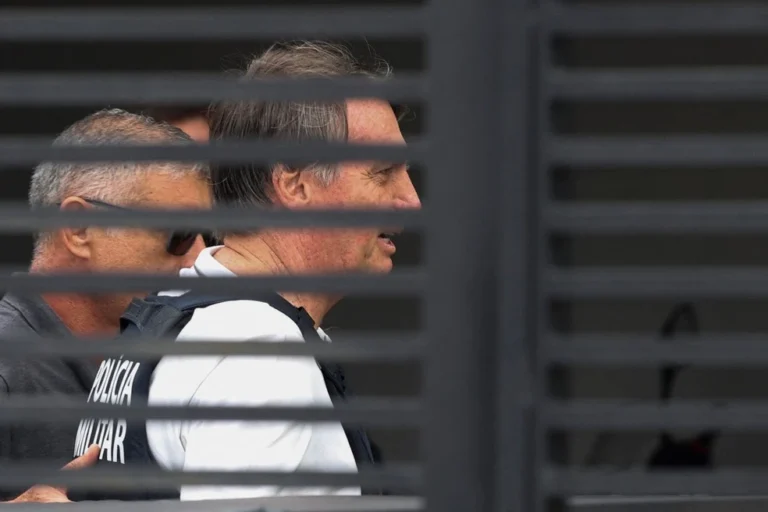 Moraes proíbe sobrevoo de drones nas proximidades da casa em que Jair Bolsonaro está preso