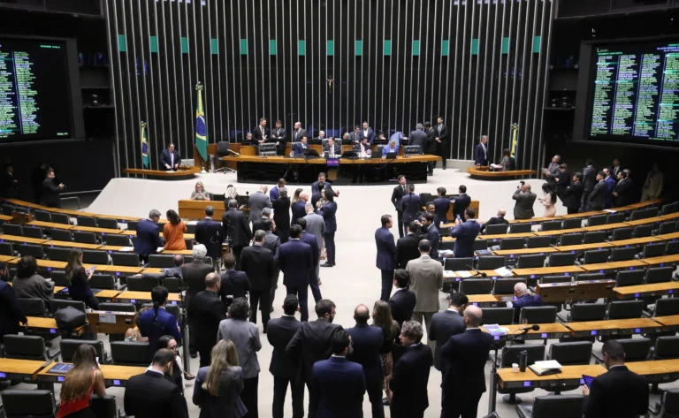 A cinco dias do fim de janela partidária, 52 deputados já trocaram de sigla
