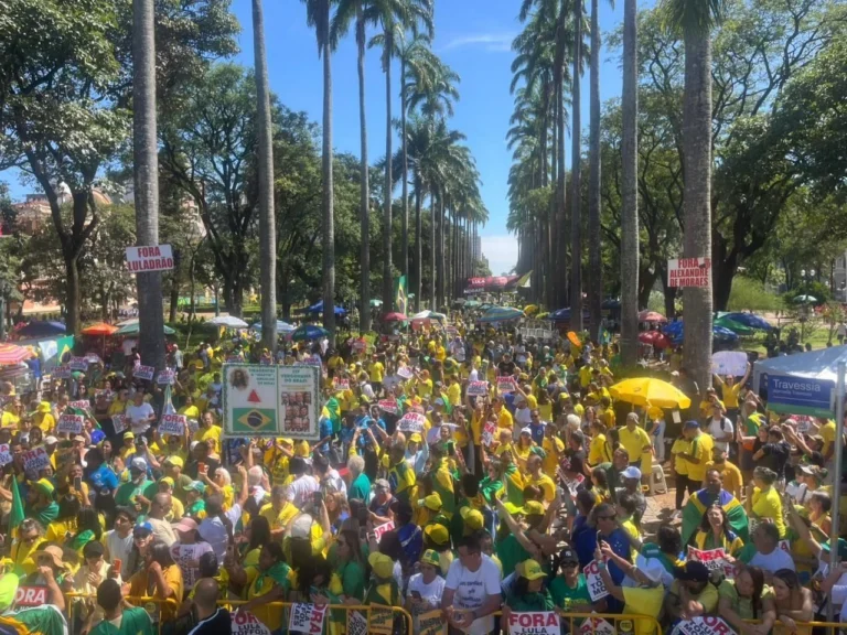 Com presença de políticos, atos da direita começam em Brasília, BH e Rio