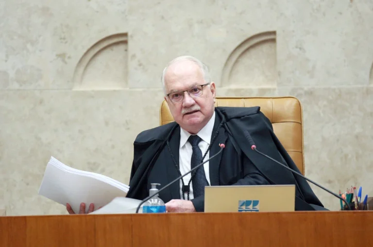 Fachin faz gesto de apoio a Mendonça em reunião fechada