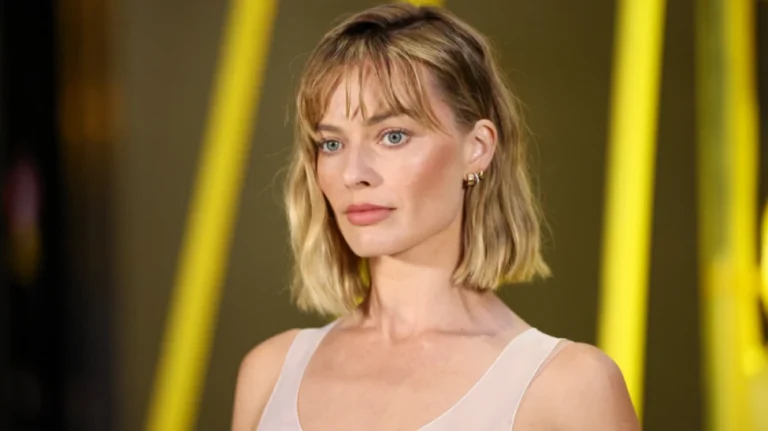 Novo visual de Margot Robbie rouba cena na Semana de Moda de Paris