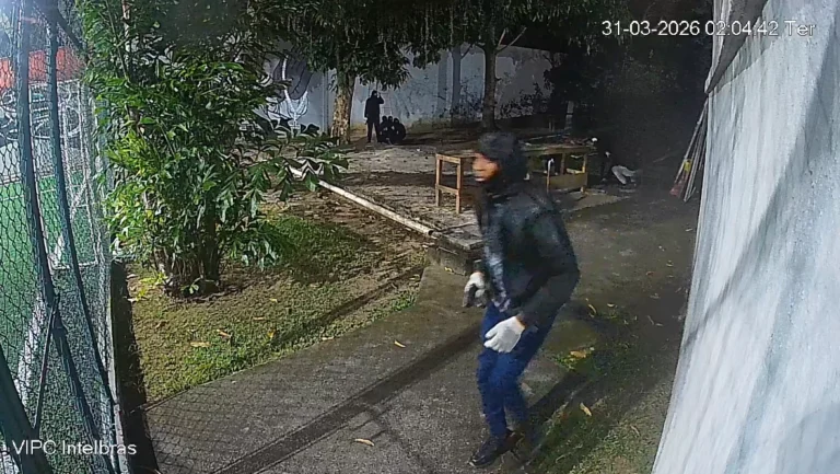 Câmeras mostram ação de criminosos na casa de MC Poze
