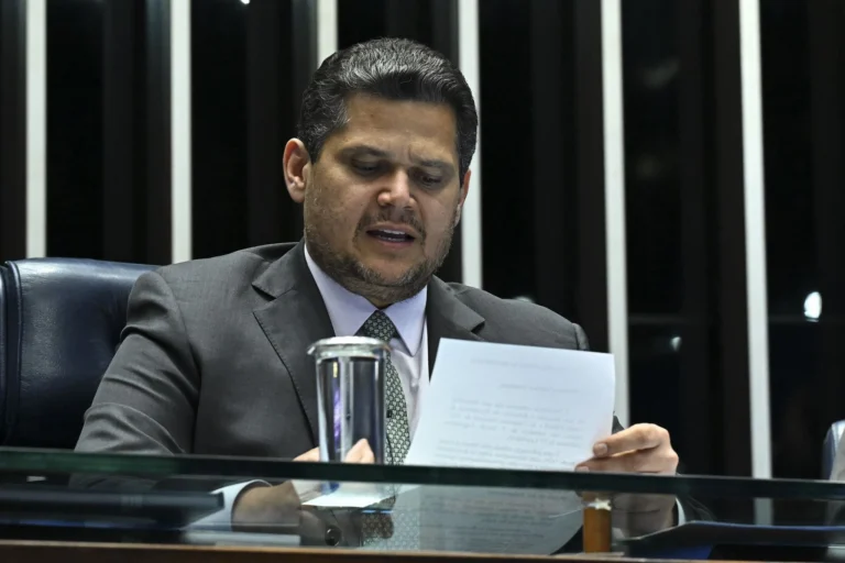 “Não estou sabendo”, diz Alcolumbre sobre reunião com Lula