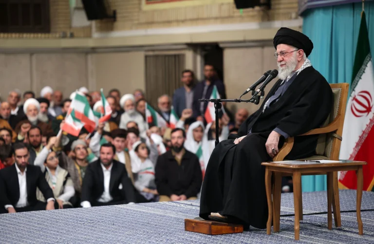 Iranianos protestam contra morte de Khamenei em Teerã, mostra mídia estatal