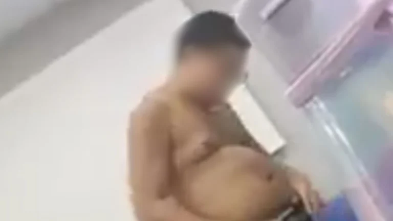 Jovem tira a roupa dentro da sala de aula em universidade no RJ
