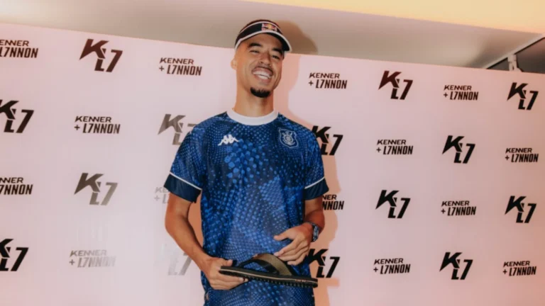 L7nnon inaugura sua primeira loja de sandálias no RJ