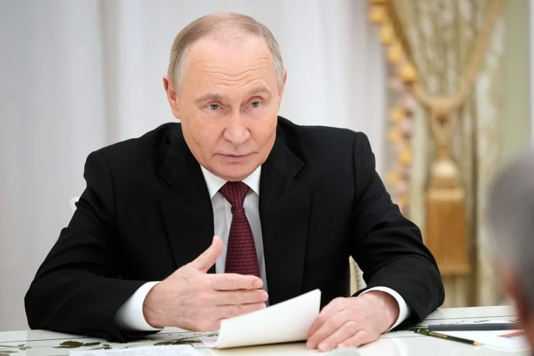 Putin apoia “solução pacífica” para guerra com o Irã, diz Kremlin