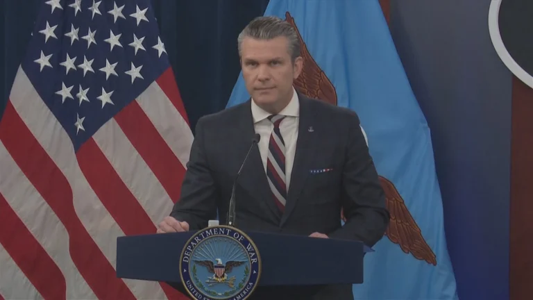 Hegseth diz que Irã comete “grave erro” ao achar que EUA reduzirão ataques