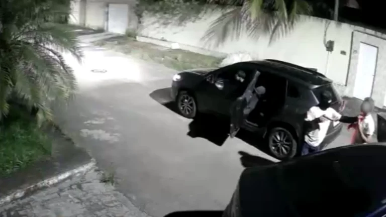 Vídeo: Empresário é sequestrado por criminosos mascarados no RJ