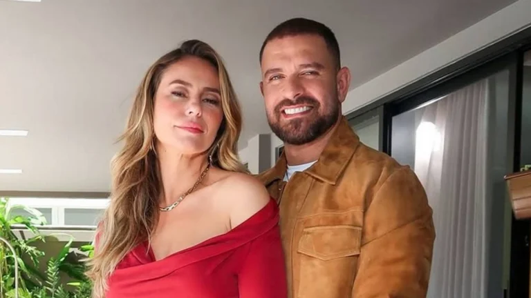 Diogo Nogueira homenageia ex, Paolla Oliveira, em show