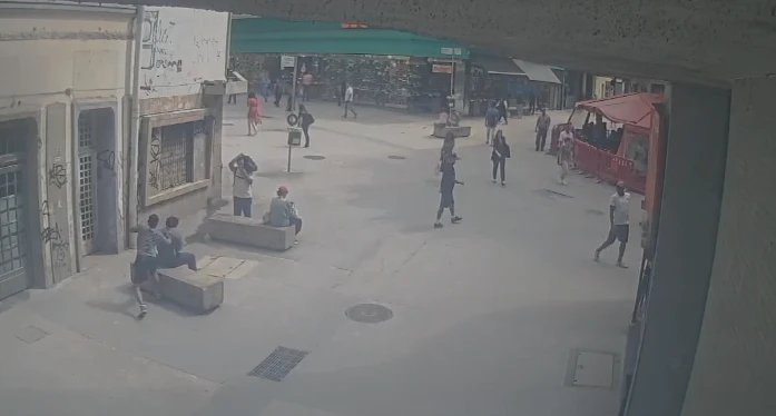 Mulher é derrubada no chão por “gangue da correntinha” em SP; vídeo