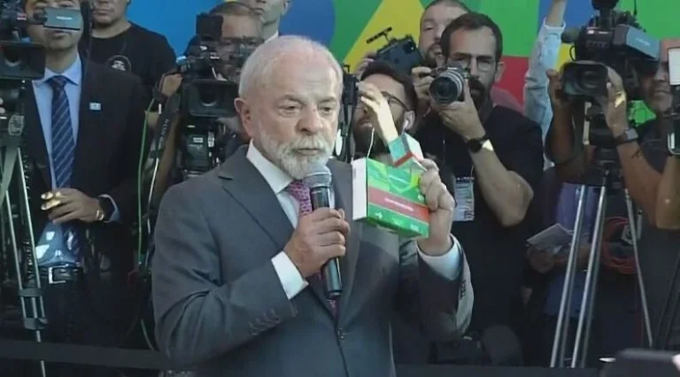 Em visita à fábrica, Lula exibe medicamento e diz: “Esse é nosso míssil”