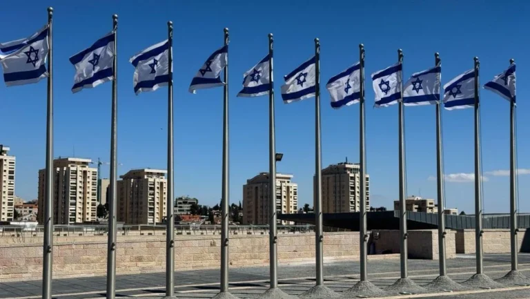 Míssil balístico do Irã atinge complexo de refinarias no norte de Israel