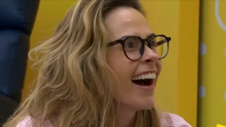 BBB 26: líder Ana Paula se diverte acordando a casa de madrugada