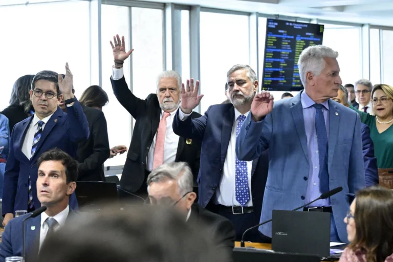 Após 8h de leitura do relatório, votação na CPMI deve ser na madrugada