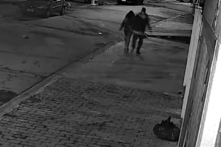 Estudantes flagram crime e salvam jovem antes de ser abusada por homem. Vídeo