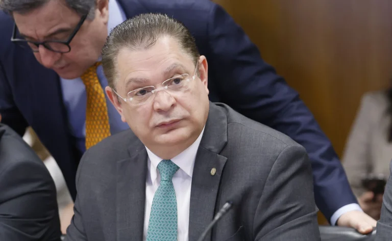 Sóstenes celebra decisão de Moraes sobre Bolsonaro, mas reclama de demora