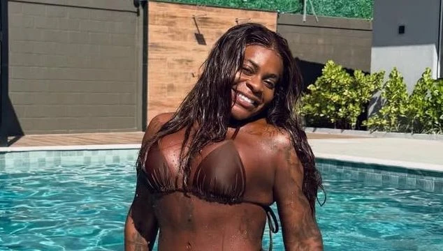 Jojo Todynho posa de biquíni ao curtir dia de sol na piscina