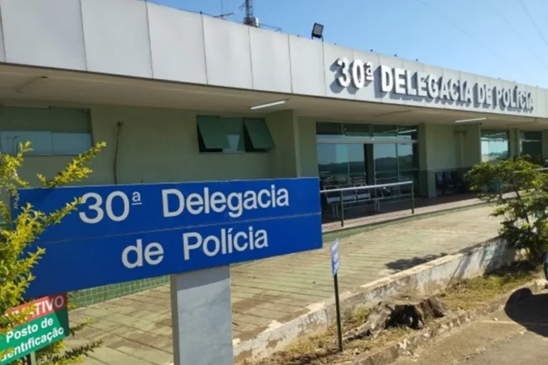 Mulher que esfaqueou marido se entrega e responde por legítima defesa. Veja vídeo