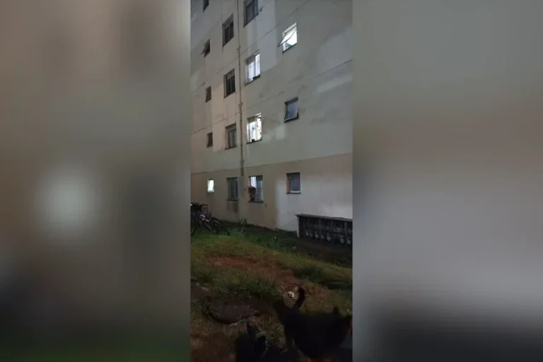 Mulher pula do 3° andar com a filha no colo para fugir de agressões