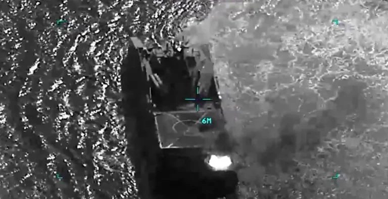 Forças dos EUA divulgam fotos mostrando embarcação iraniana sendo atingida