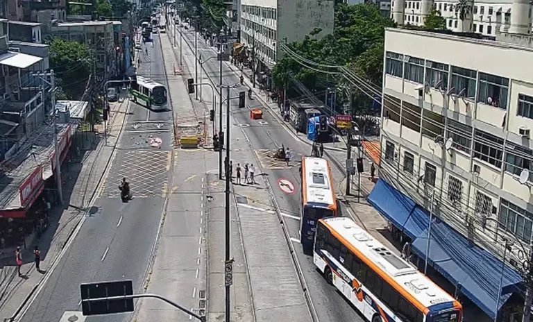 Bandidos sequestram pelo menos cinco ônibus no Rio de Janeiro