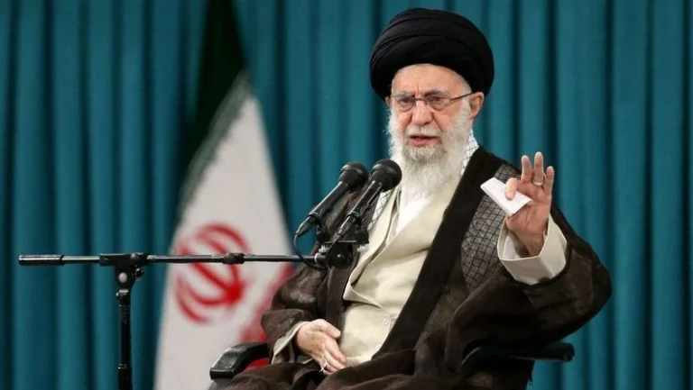 Mídia estatal iraniana afirma que viúva de Ali Khamenei está viva