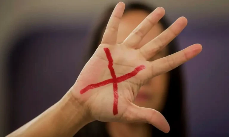 Armas de fogo foram usadas em 47% dos homicídios de mulheres, diz estudo