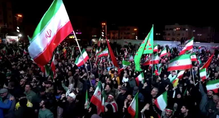 Iranianos vão às ruas e prometem seguir Khamenei após cessar-fogo