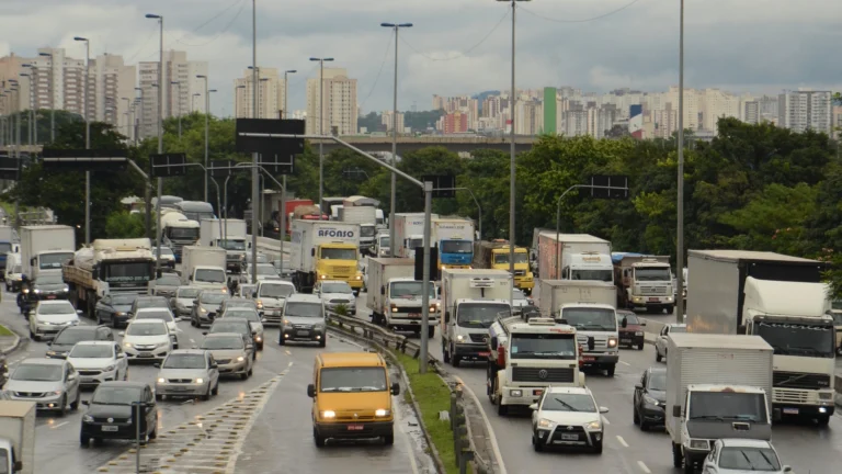 Rodízio de carros em SP está suspenso nesta segunda-feira (20)
