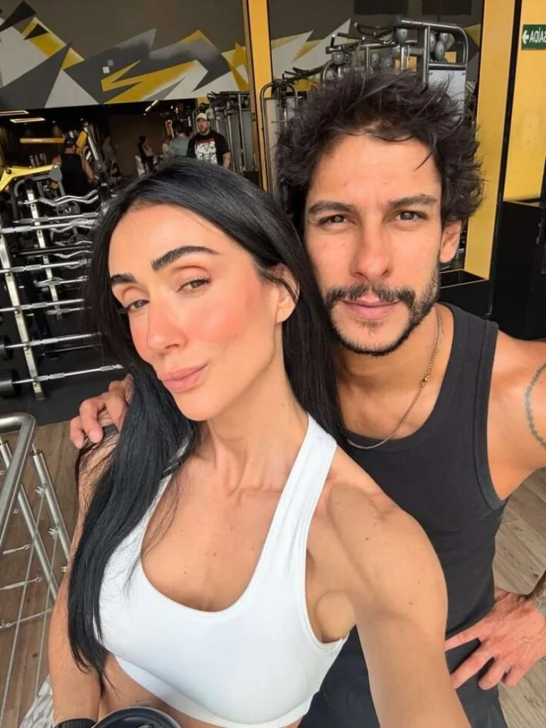 Michelle Barros e Shia Phoenix anunciam gravidez após romance em A Fazenda 17