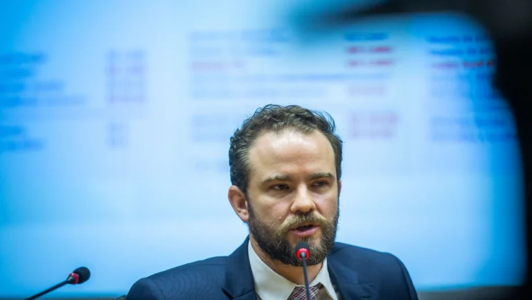 Desenrola 2.0 deve ser anunciado após Lula voltar da Espanha, diz Durigan